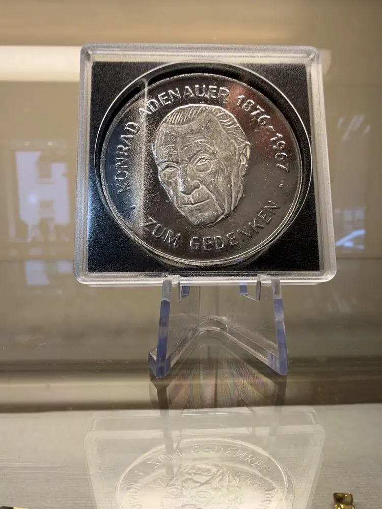 Medaille Konrad Adenauer 1876 bis 1967 zum Gedenken in einer Münzkapsel