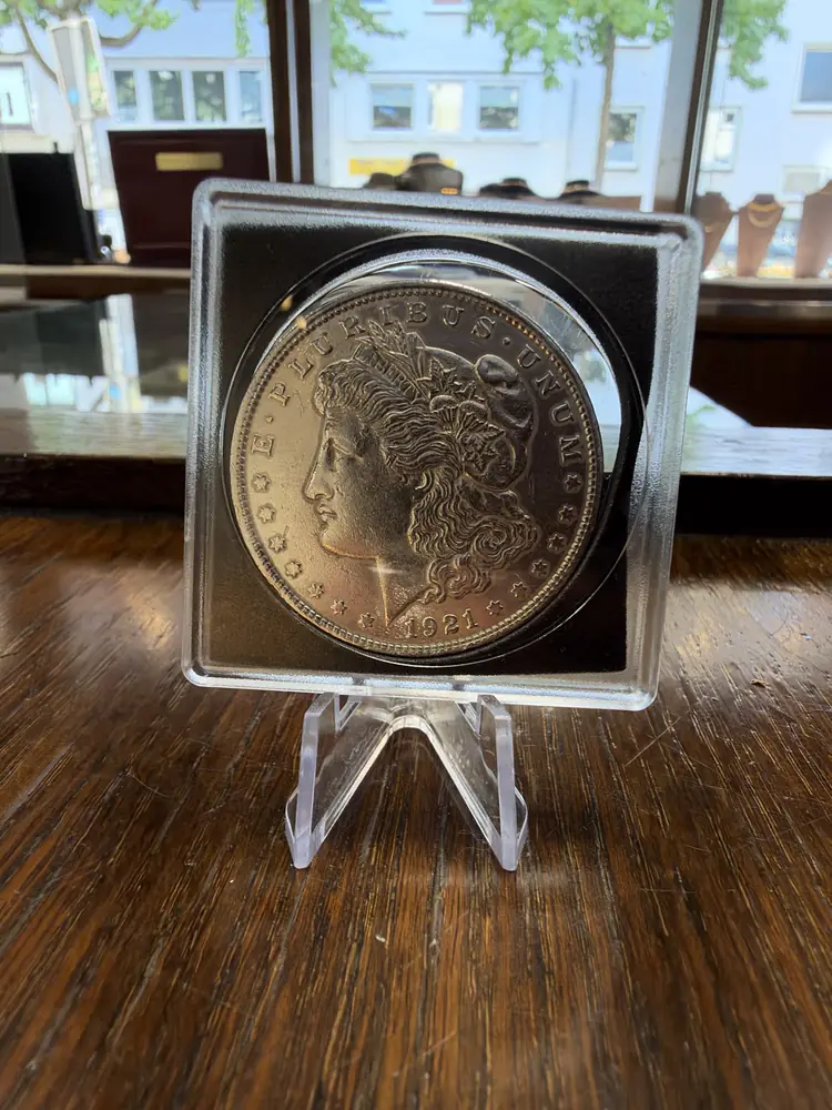 Morgan-Dollar aus den USA von 1921 in einer Münzkapsel auf einem Aufsteller