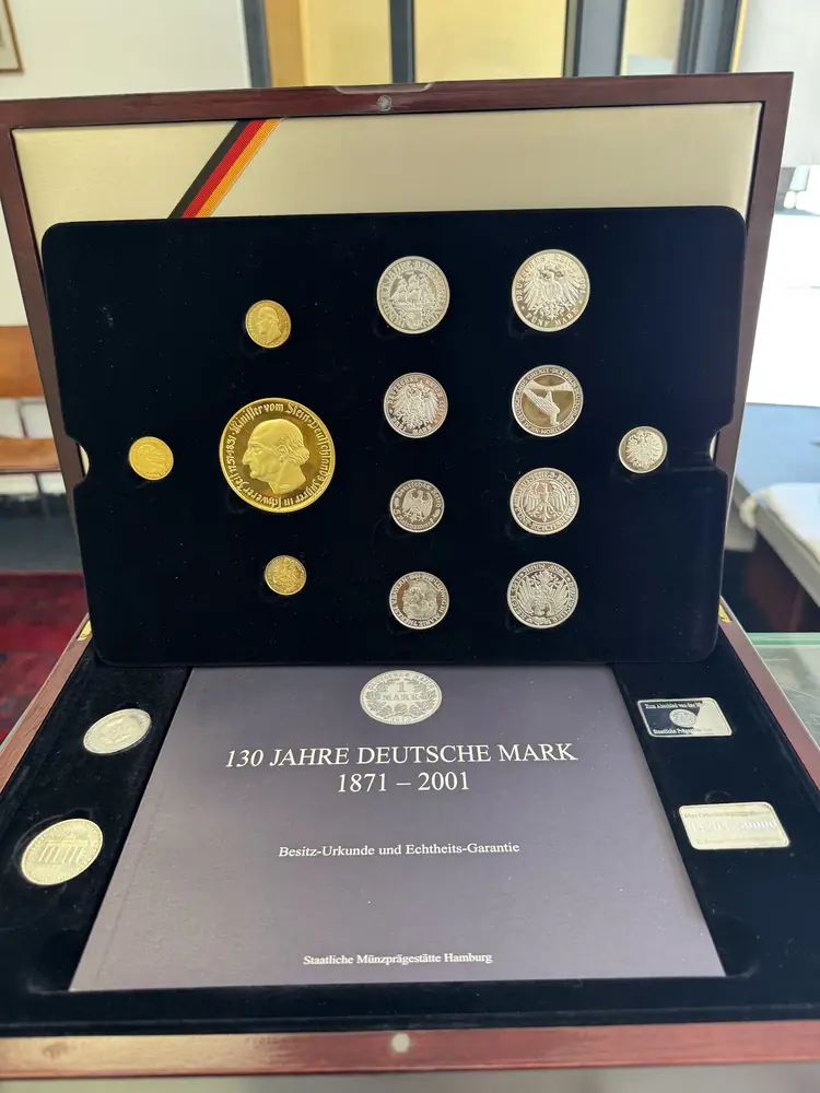 Münzkassette 130 Jahre Deutsche Mark 1871 bis 2001 mit goldfarbenen und silbernen Münzen und Echtheitsgarantie
