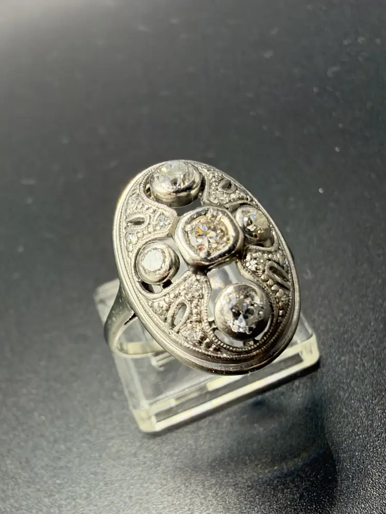 Antiker Ring mit ovalem, verziertem Ringkopf und mehreren gefassten Steinen