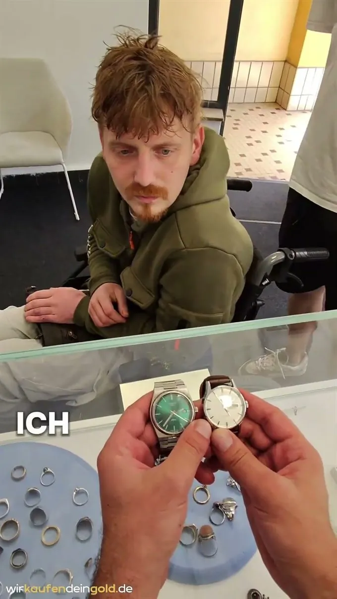 Kiste mit mehreren Armbanduhren wird im Ladengeschäft in Bremen-Findorff geprüft