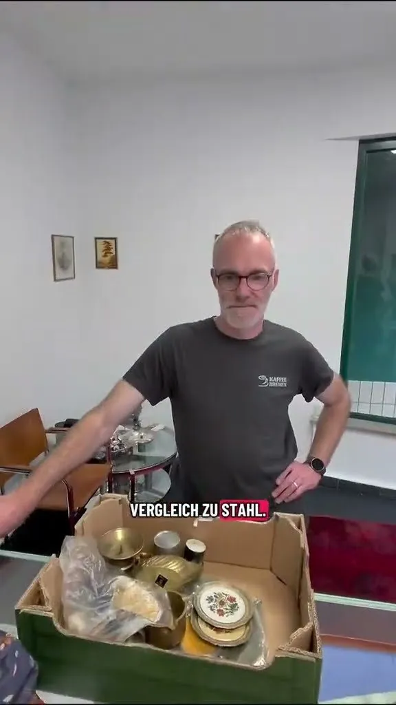 Karton mit altem Besteck und Tafelgeschirr auf dem Prüftisch